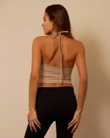 Top color beige con breteles finos y escote redondo.
