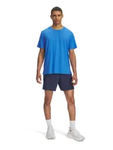 Short de running Under Armour, color azul marino con franjas laterales perforadas en azul brillante. Cuenta con cintura elástica con cordón interno, forro interior de malla y bolsillo trasero expandible.