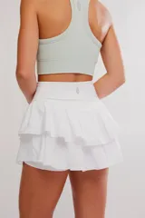 Skort corto de color blanco con diseño de doble vuelo y volados escalonados en la falda.