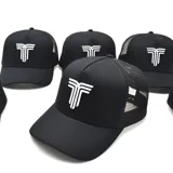 Gorra tipo trucker color negro con panel frontal rígido y parte trasera de malla. Presenta un bordado frontal en color blanco con el logo de la marca.