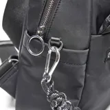Mochila urbana de tamaño pequeño, confeccionada en material textil color negro. Presenta dos bolsillos frontales con cierre metálico, tiradores con detalle de argollas y cordón trenzado decorativo. Incluye logo circular de la marca en la parte inferior central.