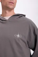 Canguro deportivo gris oscuro con capucha, bolsillo tipo canguro y logo pequeño en el pecho.