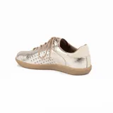 Championes deportivos de cuero natural color dorado, con perforaciones laterales para mayor ventilación, cordones al tono y suela de goma plana.