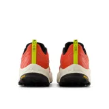 Championes de trail running New Balance Fresh Foam X Hierro v8, color naranja con detalles en negro y amarillo.