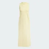 Vestido midi de corte recto sin mangas, color amarillo claro, con cuello redondo y las clásicas tres tiras blancas de Adidas a lo largo de los laterales.