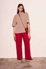 Remera marrón con rayas horizontales blancas, cuello redondo y mangas cortas.