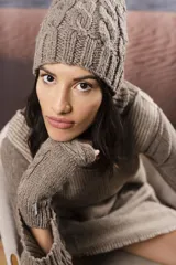 Gorro tejido a mano con diseño de ochos, color marrón y blanco jaspeado.