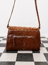 Cartera de hombro Sagali modelo Pianosa, confeccionada 100% en cuero vacuno negro con detalles texturizados símil reptil en la solapa y base, y costuras en contraste. Cuenta con correa ajustable.