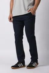 Pantalon chino de corte recto confeccionado en gabardina premium, con bolsillos laterales y traseros clásicos.