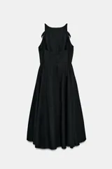 Vestido midi negro con cuello halter y falda acampanada con volumen.