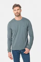 Remera manga larga lisa, color gris claro, con cuello redondo y logo bordado en el pecho.