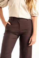 Pantalon de corte recto y tiro medio, color bordó, con cierre frontal de botones y bolsillos laterales.