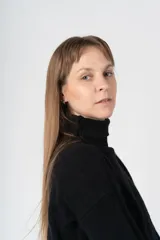 Sweater gris de tejido de punto, con cuello alto y mangas largas.