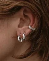 Aros tipo argolla pequeña de diseño minimalista, realizados artesanalmente en bronce y alpaca con pernos de plata 925.