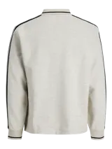 Buzo de manga larga color gris melange, con cuello tipo polo y ajuste holgado. Presenta estampado gráfico frontal con tipografía y detalles en negro, además de bandas laterales en las mangas.