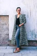 Zapatos tipo blucher de pelo de pony con estampado animal print. Presentan cierre de cordones rojos, ribetes de ante a contraste y una silueta geométrica con aberturas laterales. Cuentan con tacón forrado de 2 cm en forma de lágrima y suela de cuero.