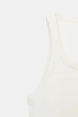 Camiseta sin mangas (manga sisa) color beige, de tejido acanalado y corte ajustado (slim fit) con escote redondo.