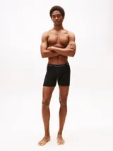 Pack de tres bóxers tipo brief Tommy Hilfiger, color negro, confeccionados en algodón y elastano con cintura elástica distintiva de la marca.