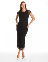 Vestido midi de corte ajustado, confeccionado con una capa exterior de microtul transparente sobre un forro opaco. Presenta cuello redondo, mangas cortas de microtul con acabado ondulado y un tajo lateral profundo que aporta movimiento.
