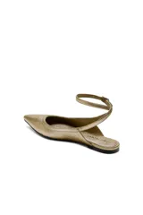 Zapato plano negro de cuero, tipo chatita, con punta fina y tiras con hebilla ajustable alrededor del tobillo.