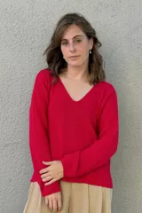 Sweater rojo de tejido de punto con cuello en V y mangas largas.