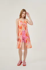 Musculosa con estampado abstracto en tonos naranja y rosa, con breteles finos y escote en V con lazo ajustable.