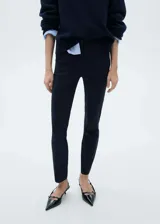 Pantalón de corte skinny y tiro medio, con diseño crop. Cuenta con dos bolsillos laterales, dos bolsillos de ribete en la parte posterior y cierre oculto de botón, gancho y cremallera. Confeccionado en tejido elástico de alta comodidad.