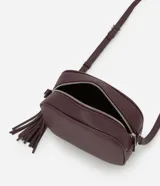 Cartera bandolera pequeña de diseño estructurado en color topo, con cierre de cremallera metálico y detalle de borla larga colgante. Cuenta con correa ajustable y forro interior.