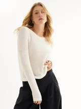 Sweater de punto color crudo, con cuello redondo y mangas largas.