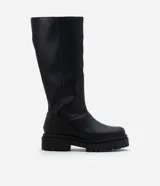 Bota de caa alta marca Satinato, color negro, confeccionada en PU con suela track tractorada y puntera redonda.