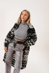 Tapado largo de lana con estampado zigzag horizontal en tonos grises y negros, de manga larga y abotonado.