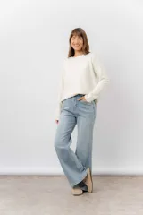 Jean wide leg de tiro alto con calce relajado, costura frontal decorativa y bolsillos funcionales. Confeccionado en denim con interior afelpado para mayor abrigo.