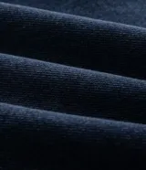 Pantalón de jean con corte super baggy, de calce amplio y holgado. Presenta un efecto marmoleado, cintura con trabillas, cierre tradicional y bolsillos laterales y traseros.