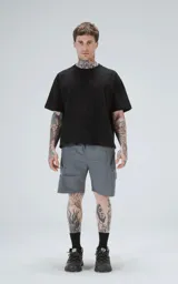 Bermuda cargo color gris carbón, con bolsillos laterales amplios y diseño funcional de corte recto.