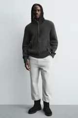 Bota de caña corta fabricada en piel con acabado serraje, con detalle de costura en el empeine, forro interior de pelo sintético y suela plana a tono.