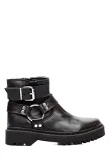 Botin de cuero negro con suela track, detalle de hebilla en la parte superior y correa con argolla metálica y tachas en el tobillo. Cuenta con cierre lateral.