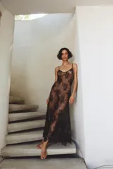 Vestido largo semitransparente confeccionado en encaje suave, con escote redondo, tirantes finos ajustables y bajo con acabado en ondas.