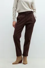 Pantalón de vestir marrón chocolate con cinturón de cuero a tono.
