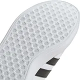 Championes Adidas Grand Court Base 2.0, color blanco con las tres tiras laterales en negro.