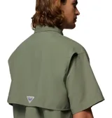 Camisa de manga corta Columbia, diseñada para actividades al aire libre y pesca. Presenta cuello abotonado, cierre frontal con botones, cuatro bolsillos frontales con solapa y ventilación en la espalda. Confeccionada en tejido técnico de secado rápido con protección solar.