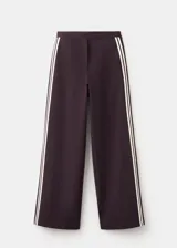 Pantalón de vestir bordó de corte recto con líneas laterales blancas y diseño de pierna ancha.