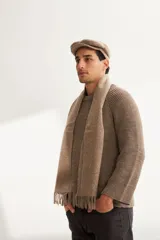 Bufanda unisex color marrón con flecos en los extremos.