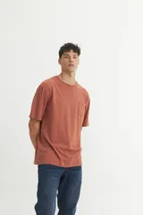 Remera azul de algodón con bolsillo en el pecho y corte holgado.