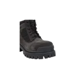 Botas de combate Balenciaga de caña baja, color negro, con diseño acordonado, suela gruesa track dentada y detalles en gamuza y lona.