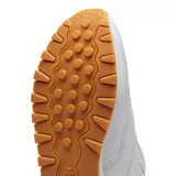 Championes Reebok Classic Leather blancos con suela de goma color caramelo.