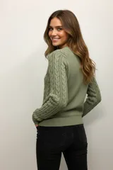 Sweater rosa de algodón con cuello redondo y diseño de ochos en el frente.