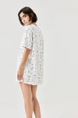 Camisón de algodón blanco con estampado de gatitos y corazones rojos, de corte holgado y manga corta.