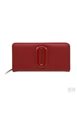 Billetera roja de cuero sintético con cierre de cremallera y logo de la marca en relieve.