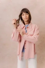 Camisa oversize de denim liviano color amarillo, con cuello camisero, mangas largas con puños, bolsillos delanteros con tapa y ruedo desflecado.