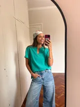 Blusa verde con cuello en V y mangas cortas.